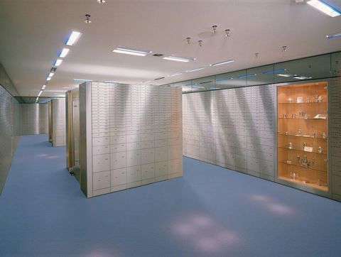 Wertschutzraum mit Schliessfächern und Vitrine
