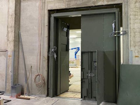 Vier Meter hohe zweiflügelige Tresortür