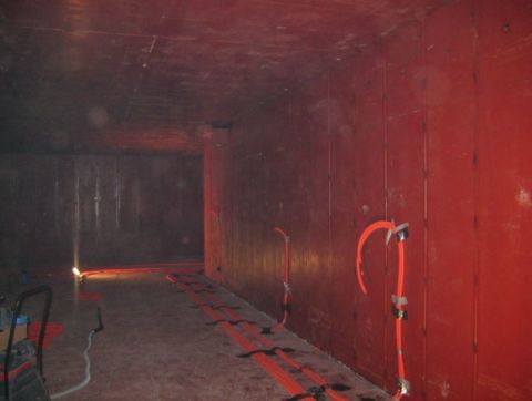 Roter Tresorraum von innen Stromverkabelung