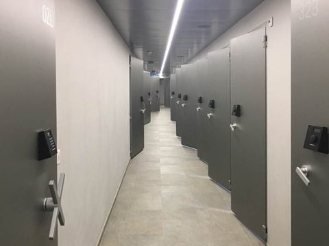 Gang mit mehreren geöffneten Wertschutztüren links und rechts