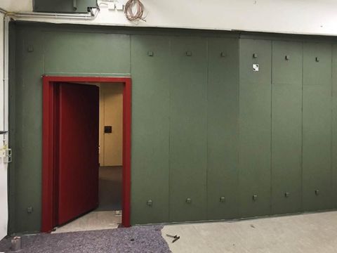 Grüne Wand eines Wertschutzraumes in Modulbauweise
