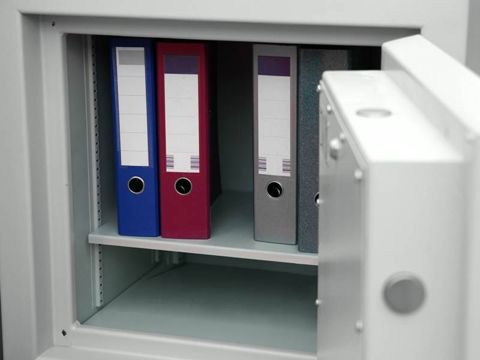 Geöffneter Tresor mit Ordnern