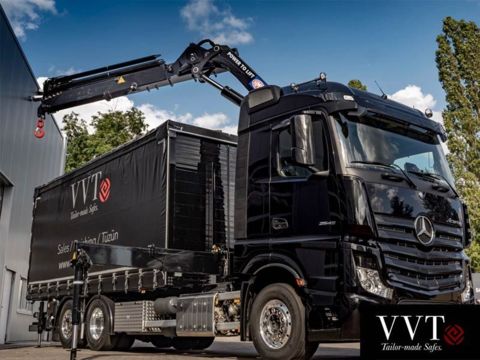 Schwarzer LKW